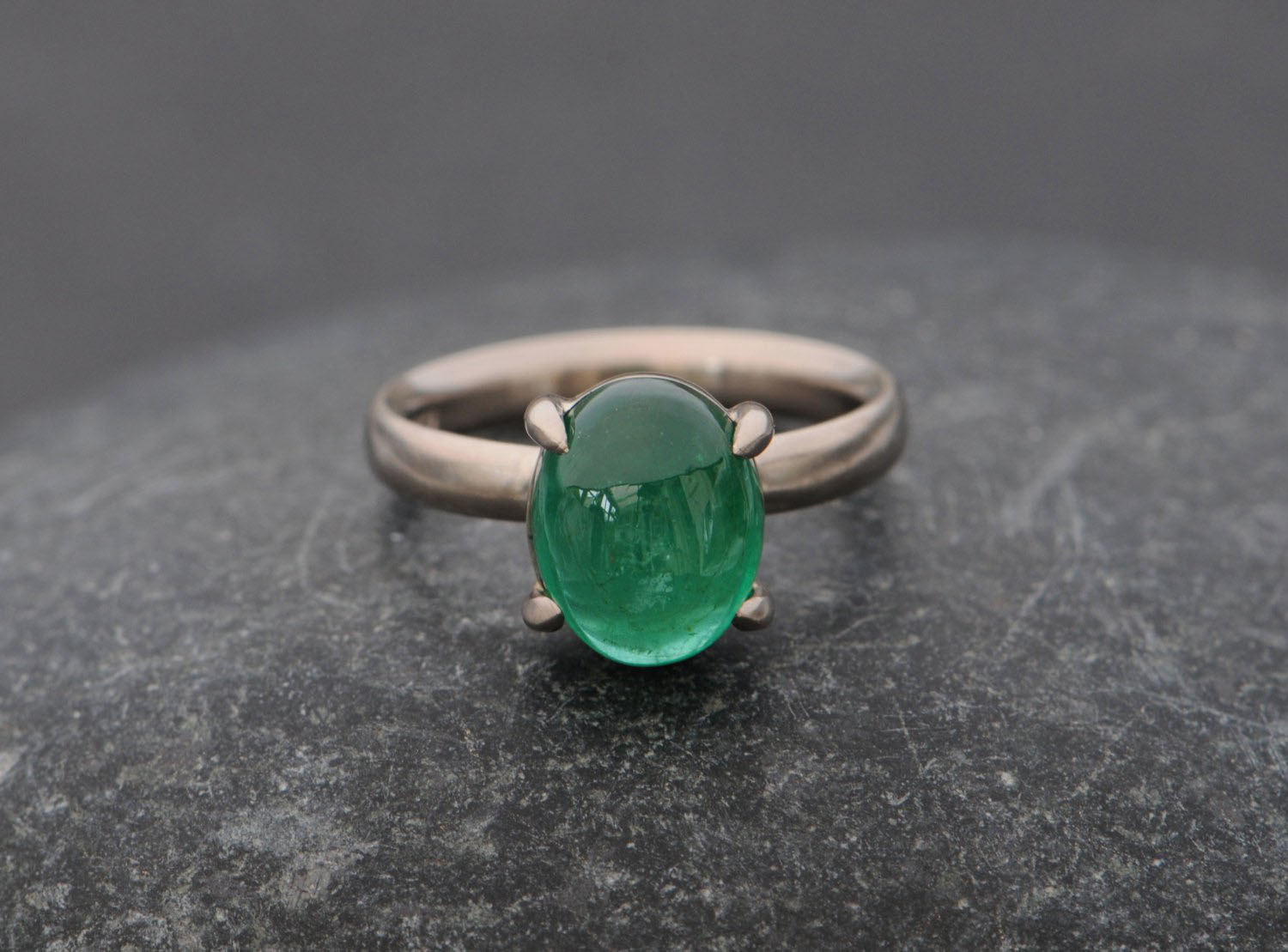 cabochon shape emerald