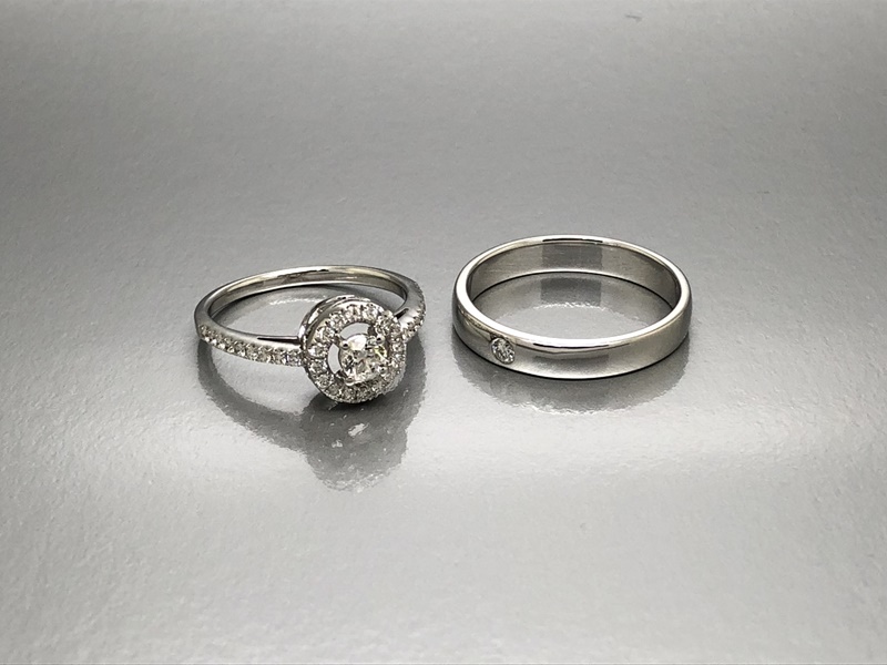 แหวนคู่แต่งงาน แบบแหวนเพชรล้อม