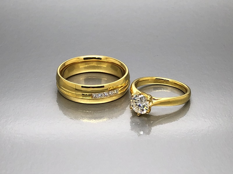 แหวนคู่แต่งงาน สไตล์เรียบหรู สีทอง