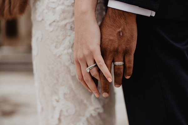 การสวมแหวนแต่งงาน 2 วง