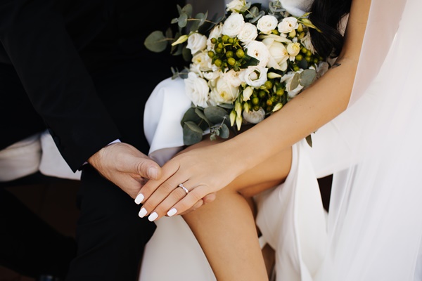 แหวนหมั้นและแหวนแต่งงานเข้าชุดกัน