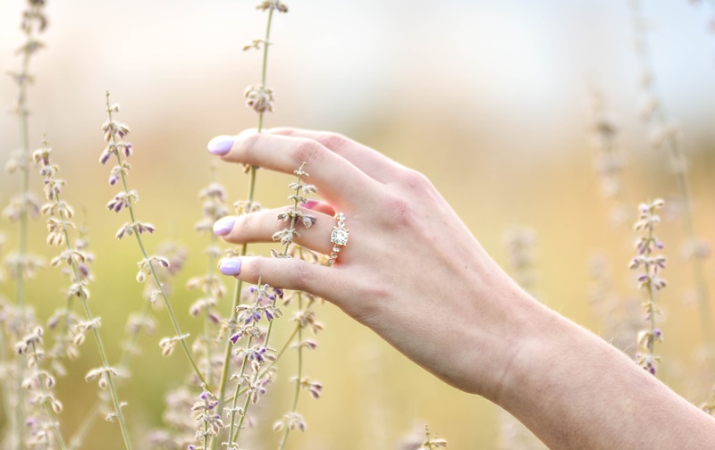 มือผู้หญิง ดอกไม้ แหวนเพรชผู้หญิง