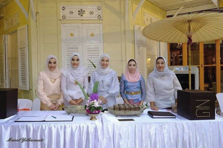 
bridesmaid muslim wedding