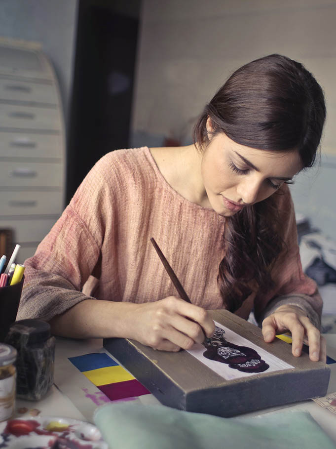 ผู้หญิงกำลังวาดภาพ