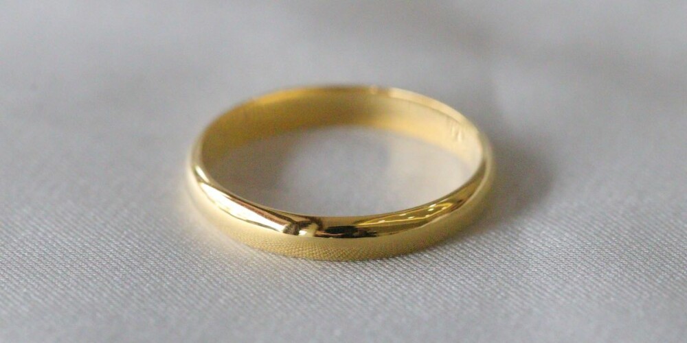 yellow gold plain band ring