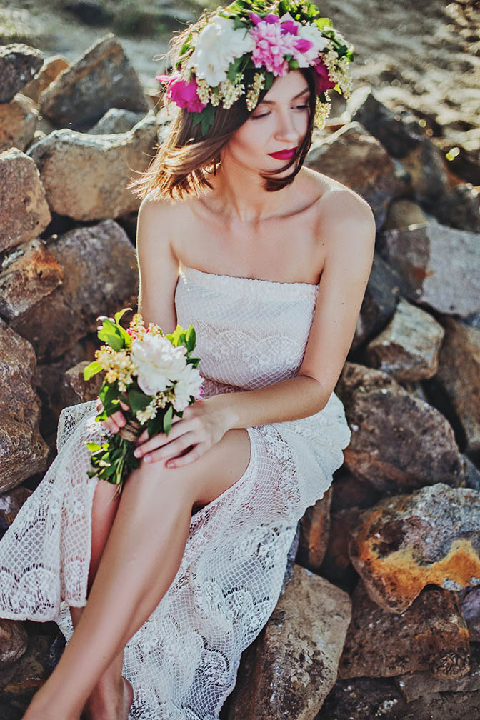 Beautiful Bride White Wedding Dress Hairstyle Stock Photo 186477533 |  Shutterstock
